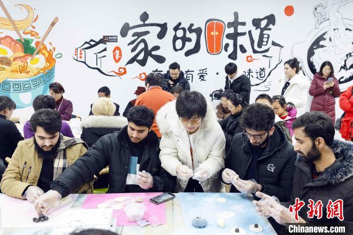 外國人留學(xué)生が元宵節(jié)の風(fēng)習(xí)を體験　山東省煙臺(tái)
