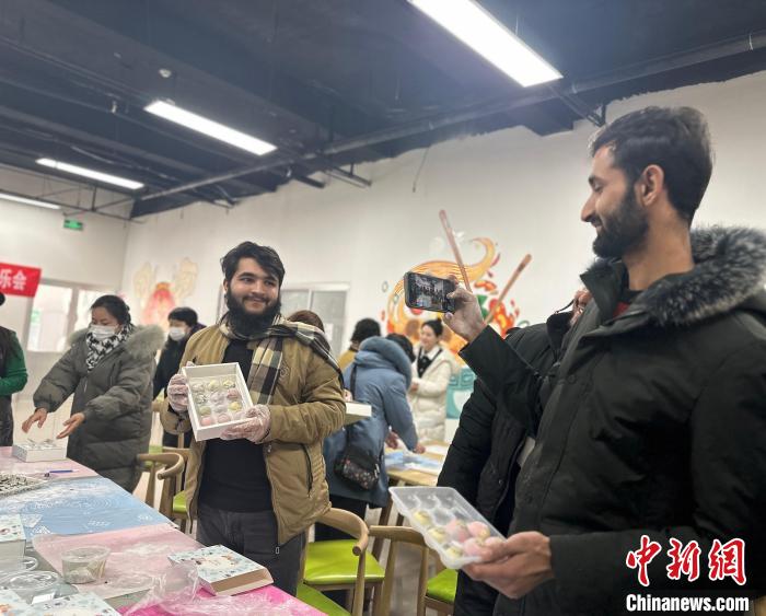 外國人留學(xué)生が元宵節(jié)の風(fēng)習(xí)を體験　山東省煙臺(tái)
